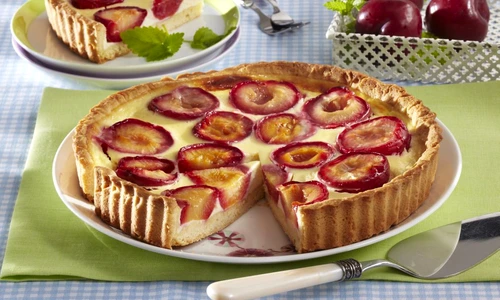 tarta cu prune si crema de iaurt jpeg