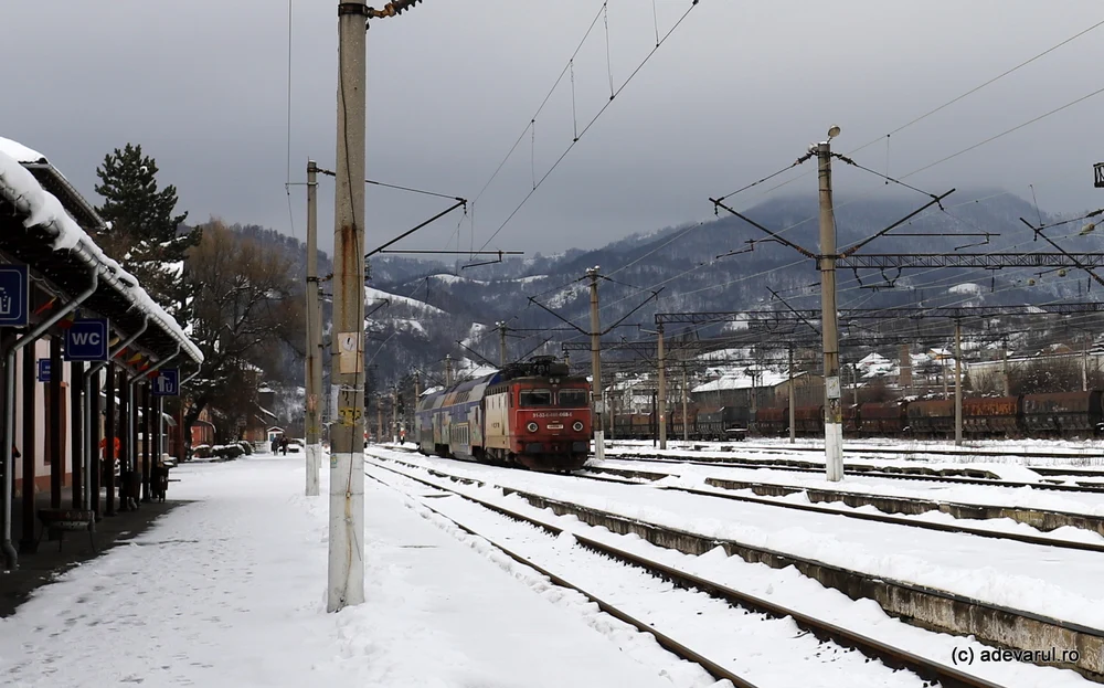 „Împroșcat cu murdării în toaleta vagonului”. Experiența umilitoare reclamată de un român după o călătorie cu trenul