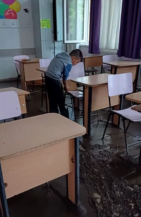 Cosmin (7 ani) a șters scaunele de noroi. Sursa: Facebook/Anca Dediu