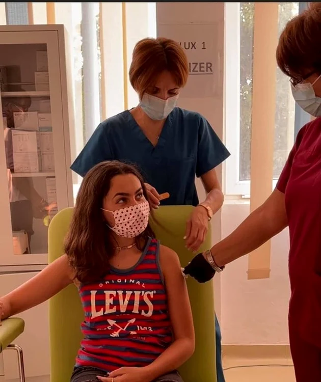 Vaccinați-vă acum și vă veți putea vizita bunicii de Sărbători