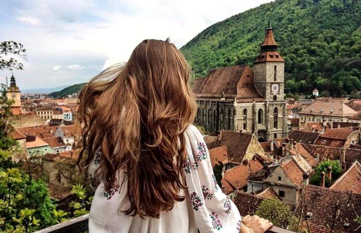 Sânziană Sursa Facebook La Blouse Roumaine / Autor Luiza Drăghicean