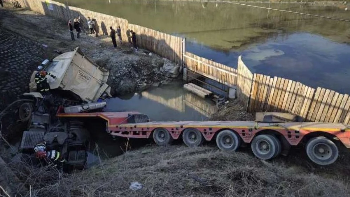 Şofer străin, grav rănit după ce s-a răsturnat cu TIR-ul în Vâlcea. Traficul pe DN 7 spre Sibiu, blocat pe ambele sensuri