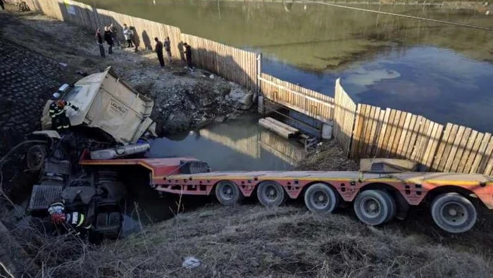 TIR-ul s-a răsturnat de pe DN7 în Vâlcea. FOTO: IJP Vâlcea