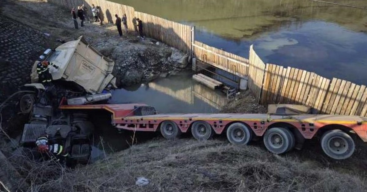 Un șofer străin, grav rănit într-un accident cu TIR-ul în Vâlcea; DN 7 blocat.