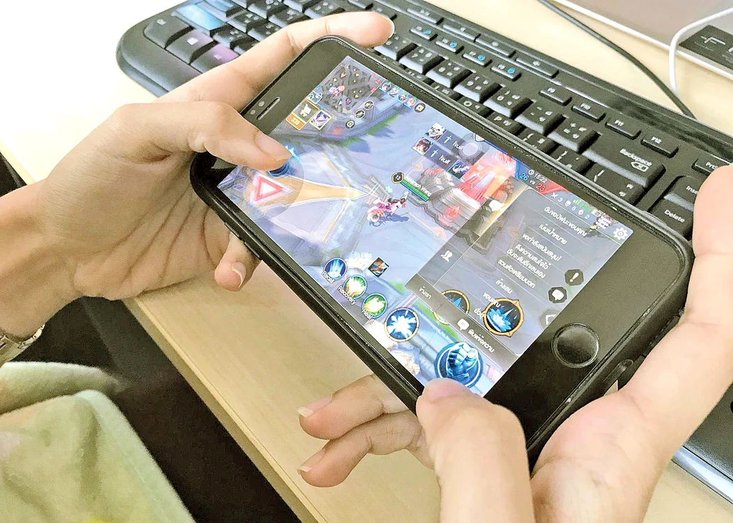 Au jucat jocul pe un  telefon inteligent