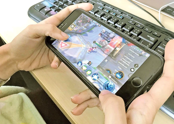 Au jucat jocul pe un telefon inteligent