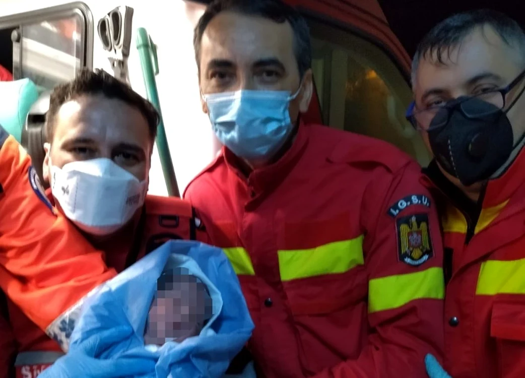 Paramedicii SMURD au ajutat-o pe femeie să nască FOTO: ISU Argeş