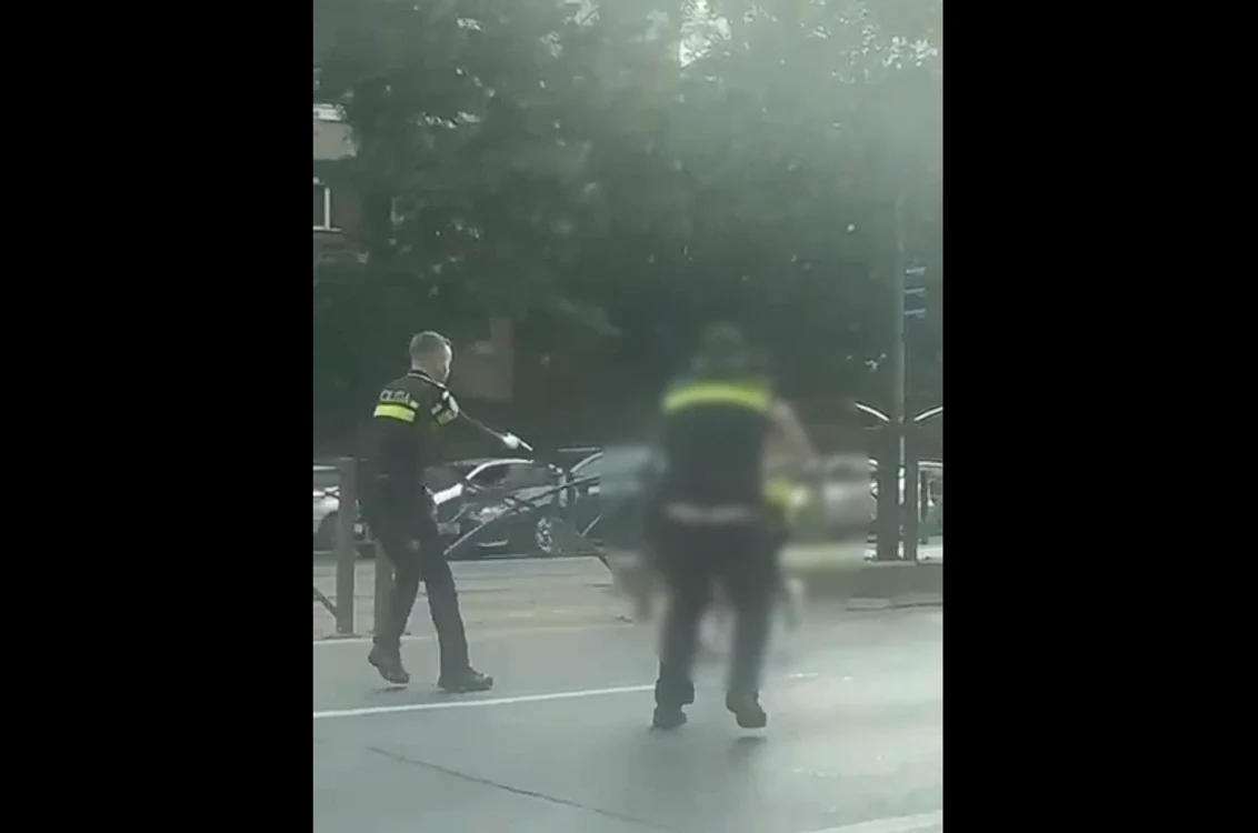 Tânărul a încercat să-i atace și pe polițiști Captură video DGPMB