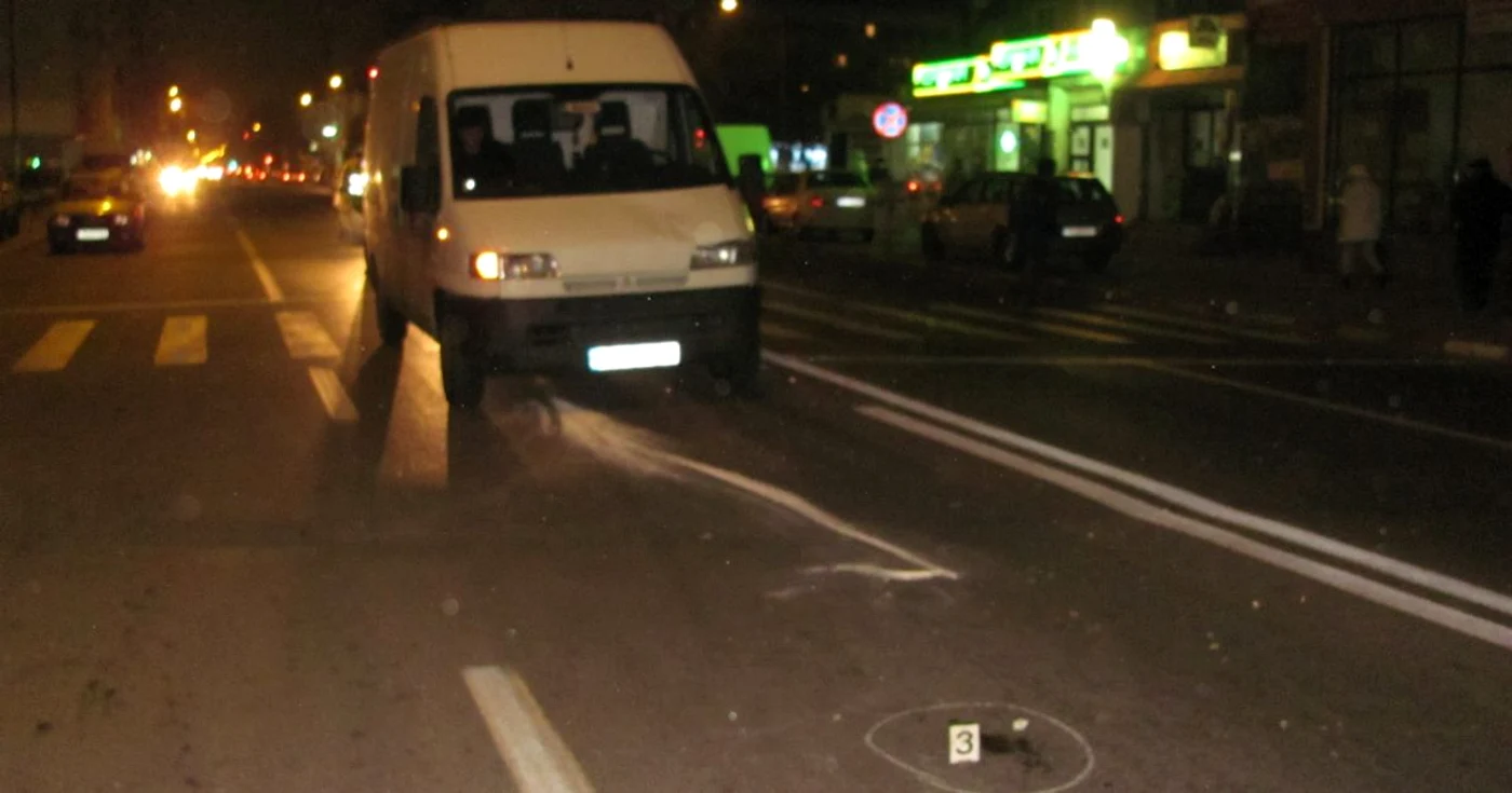 Pietonul a fost transportat la spital