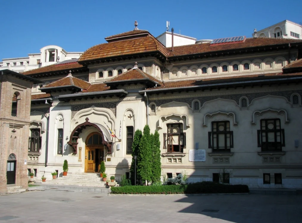 Palatul Sinodal de la mănăstirea Antim a fost mutat pe role FOTO bucurestiulnestiut.blogspot.com