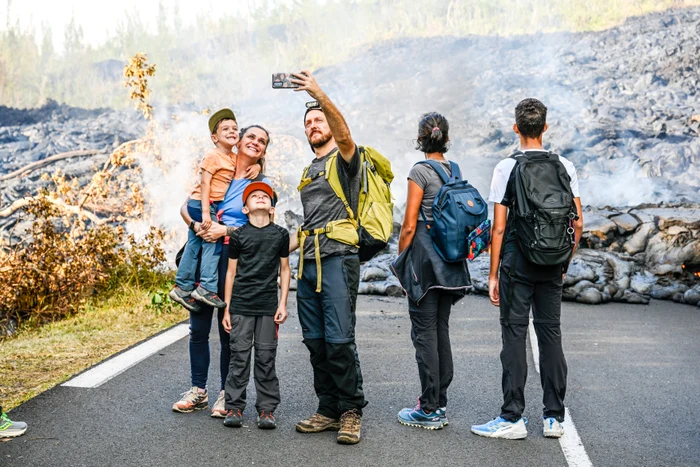 Turiștii s-au pozat cu lava (Foto: Profimedia)