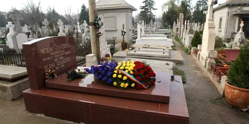 Nicolae şi Elena Ceauşescu au fost reînhumaţi în Cimitirul Ghencea - 9 decembrie