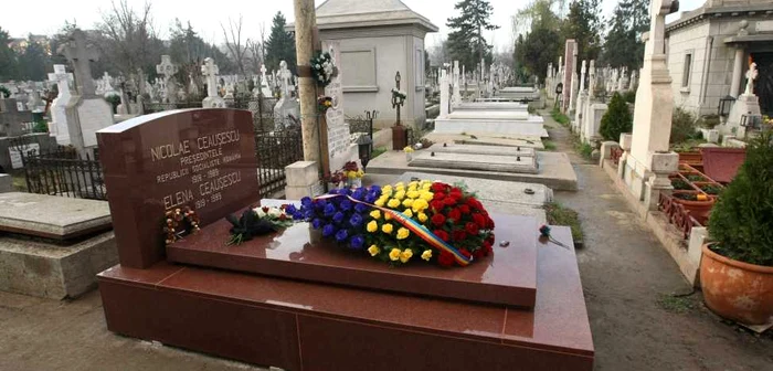 Nicolae şi Elena Ceauşescu au fost reînhumaţi în Cimitirul Ghencea - 9 decembrie