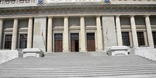 Palatul Culturii, unul dintre simbolurile orașului, este opera lui Toma Socolescu