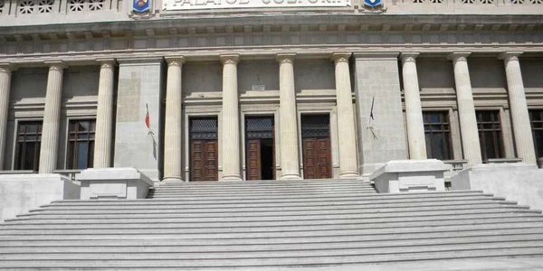 Palatul Culturii, unul dintre simbolurile orașului, este opera lui Toma Socolescu