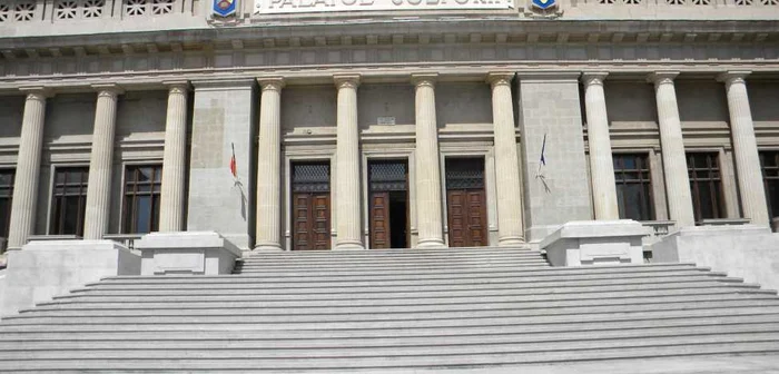 Palatul Culturii, unul dintre simbolurile orașului, este opera lui Toma Socolescu