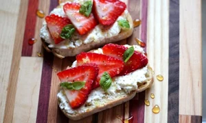 bruschete ricotta capsuni jpeg