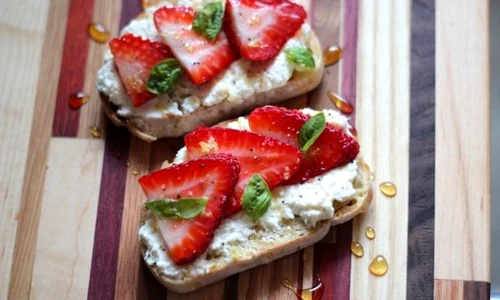 bruschete ricotta capsuni jpeg