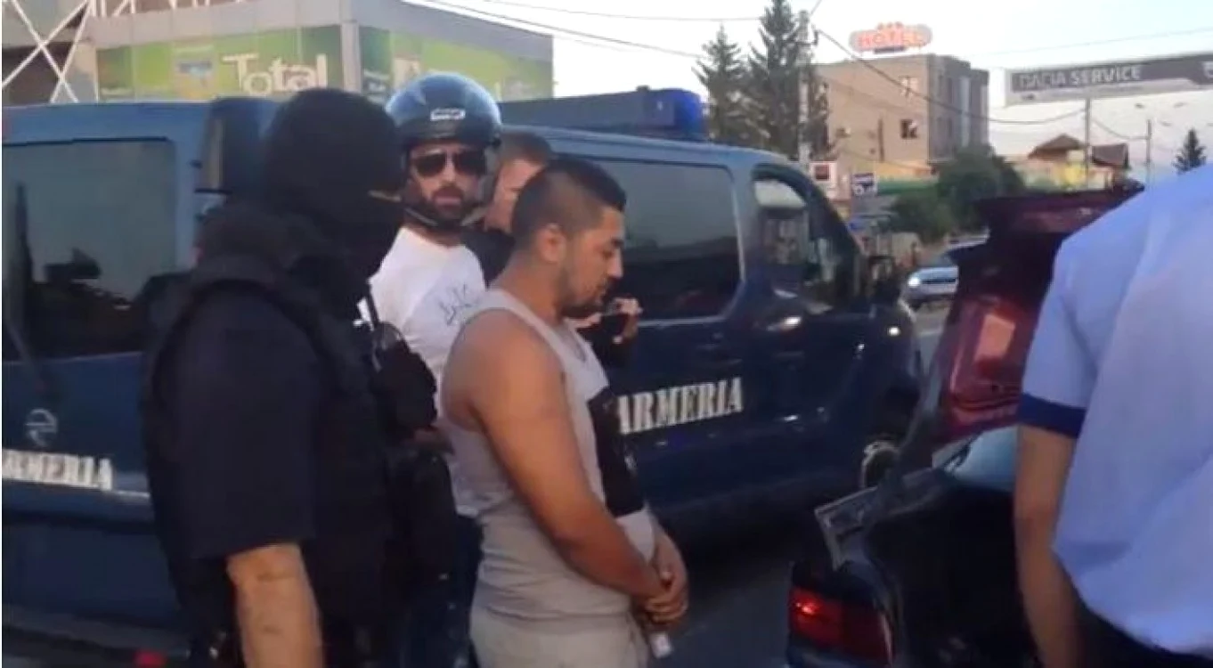 Poliţistul (stânga, cu cască de motociclist) lucrează la mascaţi FOTO: Sursa Ta