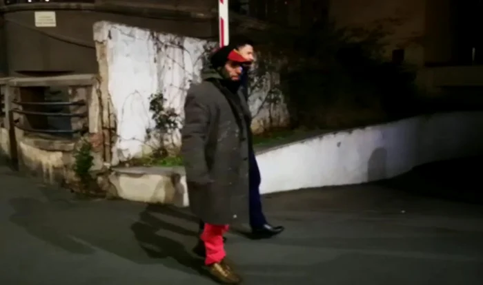 
    Bărbatul care a ucis un câine, în sectorul 1 al Capitalei, a fost reținut de PolițieFoto: captură video news.ro  
