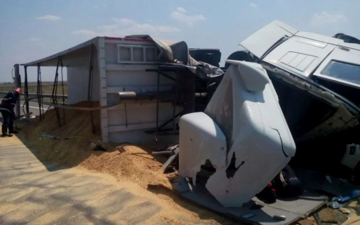 Autortrenul cu cereale s-a răsturnat la km 33 FOTO Adevărul