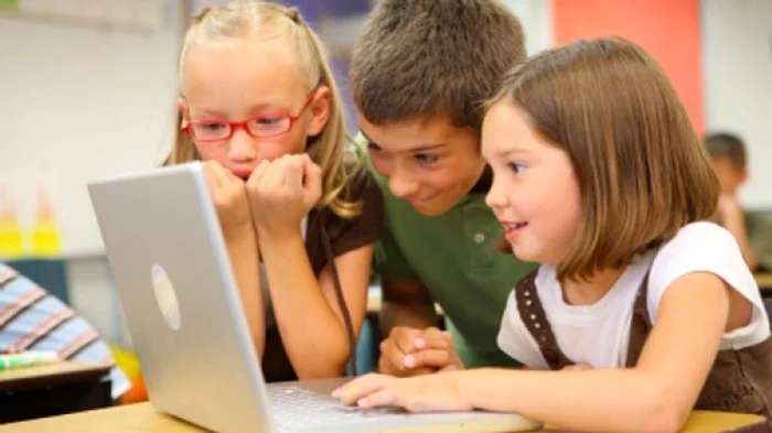 
    Elevii și studenții își pot cumpăra un calculator nou, cu bani de la stat. Cererile pentru ajutorul financiar în cadrul Programului ”Euro 200” se pot depune până la 19 aprilieFOTO: Click!  