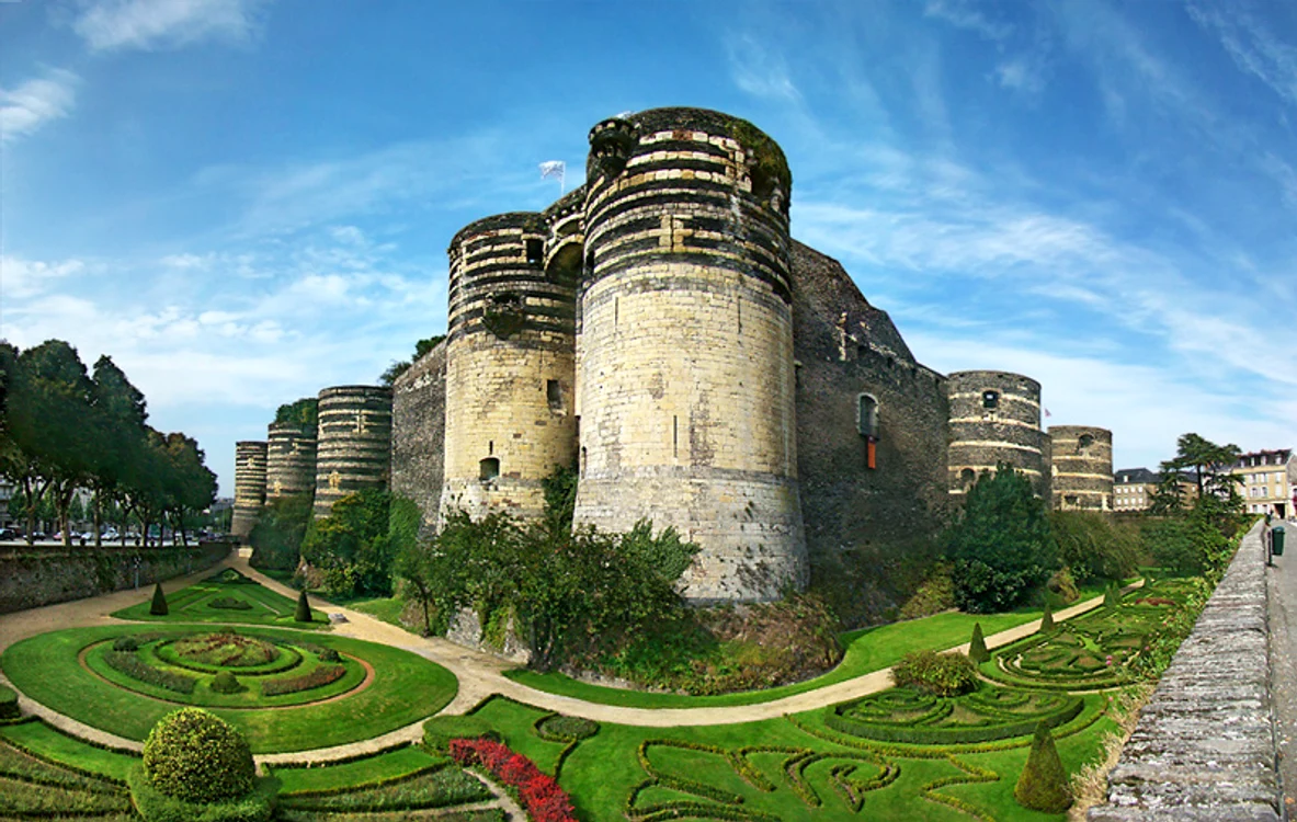 Castelul Angers,  Ținuturile Loarei (sec. IX-XIII)