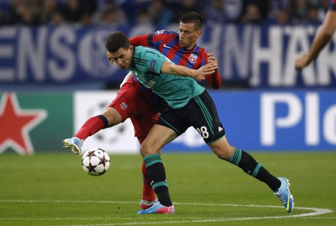 Pintilii in duel cu un adversar de la Schalke (foto: Reuters)