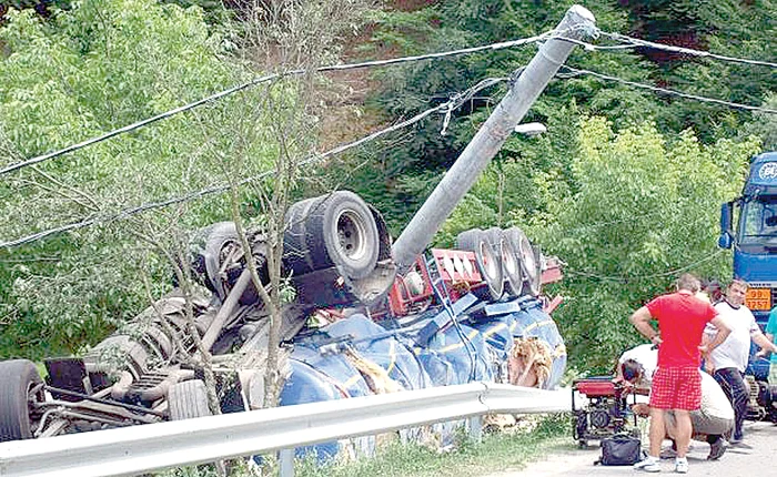 Şoferul a rămas încarcerat în cabină timp de câteva ore