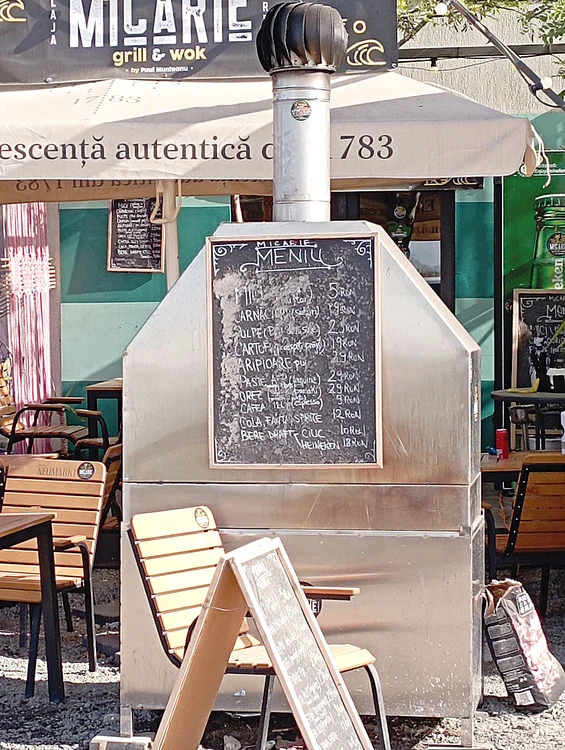 Turiștii care au ales plaja sălbatică de la Corbu au avut la terase prețuri cu 50 la sută mai mici