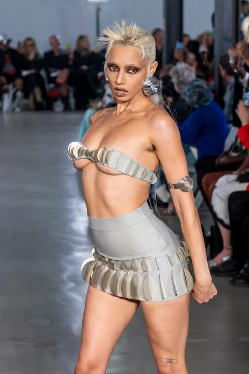 Ținutele sale extravagante au atras atenția tuturor (Foto: Profimedia)