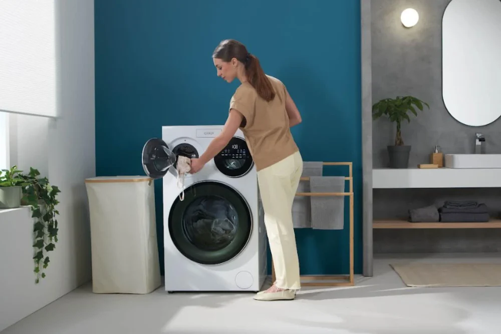 Cum funcționează mașina de spălat cu trei cuve: spală în același timp rufele albe, negre și colorate