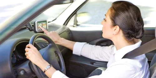 În lupta lor cu telefoanele tot mai inteligente, producătorii de GPS-uri spun că vor încerca să ataşeze tot mai multe servicii suplimentare