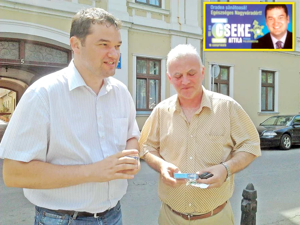 Cseke Attila, fostul ministru al Sănătăţii, oferă trecătorilor cutii cu vitamina C, inscripţionate cu numele şi fotografia lui