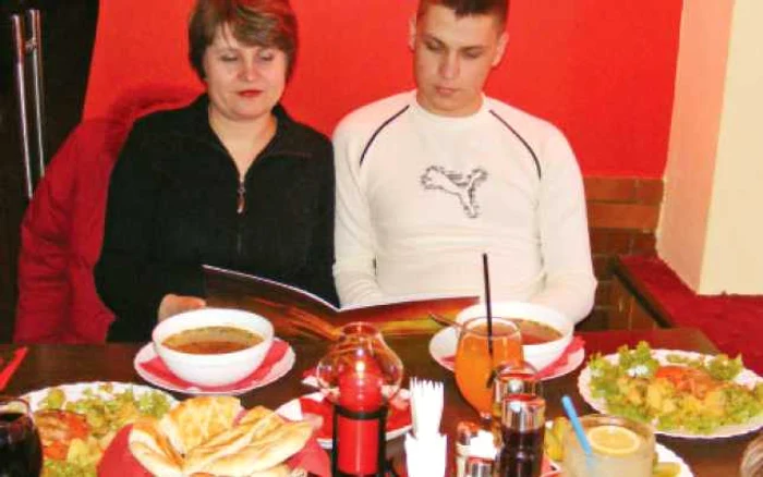 Doi buzoieni îşi aleg bucate fine din meniu