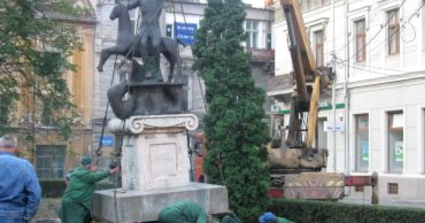 Timişoara: Statuia Sfântului Gheorghe din centrul oraşului a fost mutată după ce s-a înclinat ca turnul din Pisa