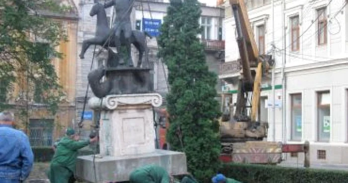 Timişoara: Statuia Sfântului Gheorghe din centrul oraşului a fost mutată după ce s-a înclinat ca turnul din Pisa