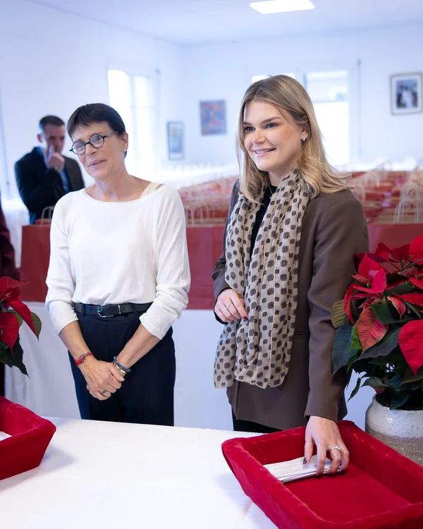 Însoțită de fiica ei, dra Camille Gottlieb, prințesa Stephanie jpg