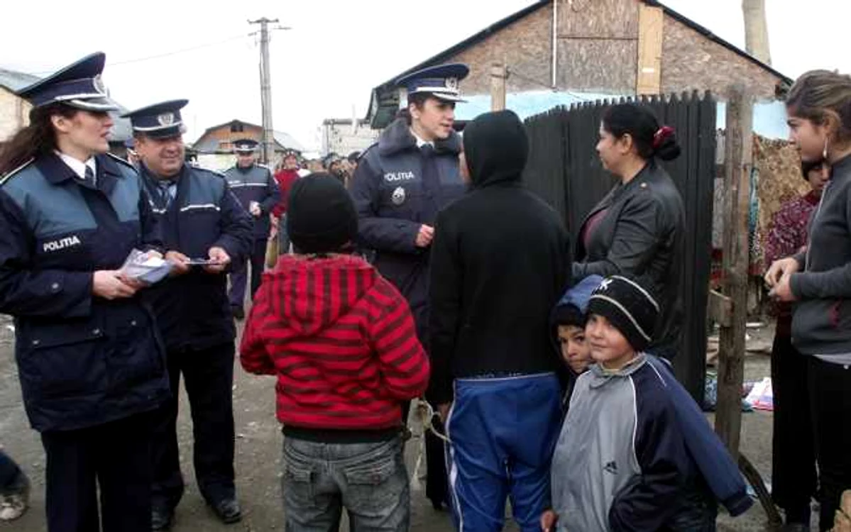 Poliţiştii buzoieni au mers, din poartă în poartă, să le spună oamenilor că votul lor nu este de vânzare FOTO: IPJ Buzău
