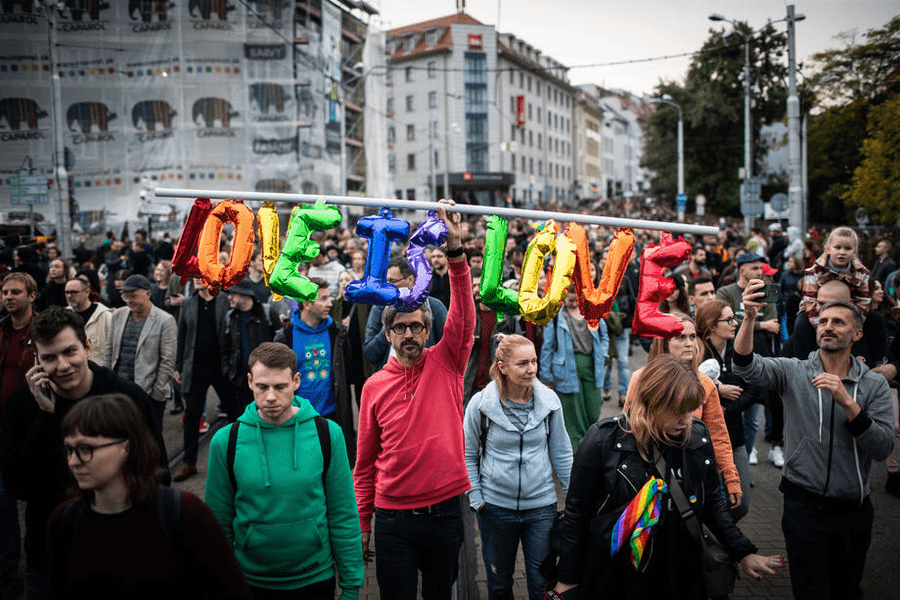 Mii de oameni au protestat în Bratislava față de discriminarea persoanelor LGBTQ+, după un atac homofob în urmă cu patru zile
