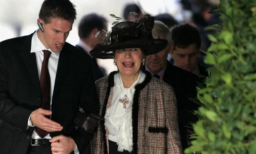 Sheila, mama lui Elton John, a fost alături de fiul ei la nunta cu David Furnish care a avut loc pe 21 decembrie 2005 la în Berkshire (Windsor)  jpeg