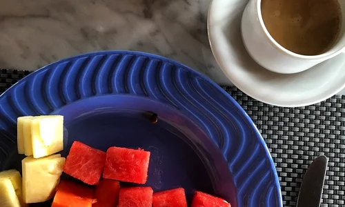 Laura Cosoi şi a început dimineaţa cu o cafea şi fructe proaspete jpeg