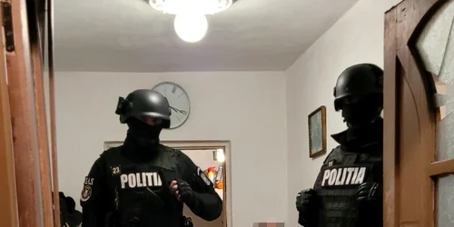 politiafatasechestru jpg