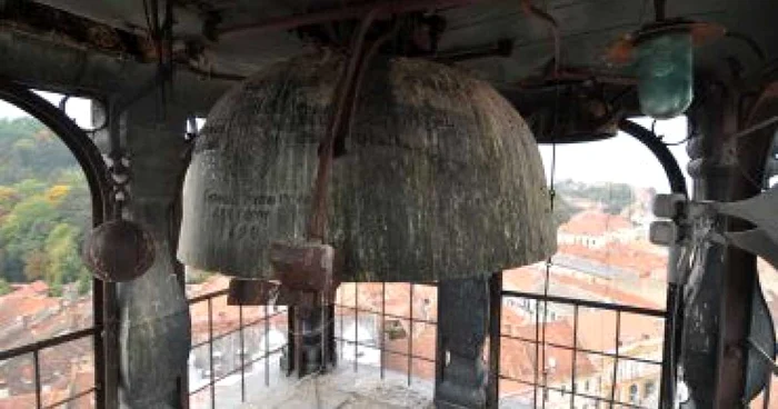 Braşov: Un clopot uitat de 50 de ani va bate din nou în Piaţa Sfatului