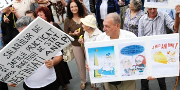Zeci de refugiaţi de peste Prut au protestat în faţa Prefecturii