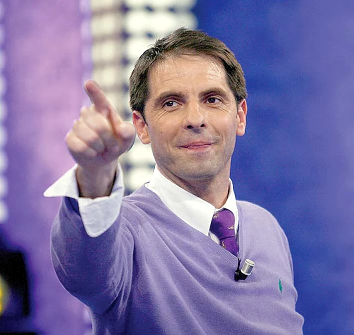 Rona Hartner a combinat cămașa de armată cu o fustă țigănească, cizme și pălărie de cowboy