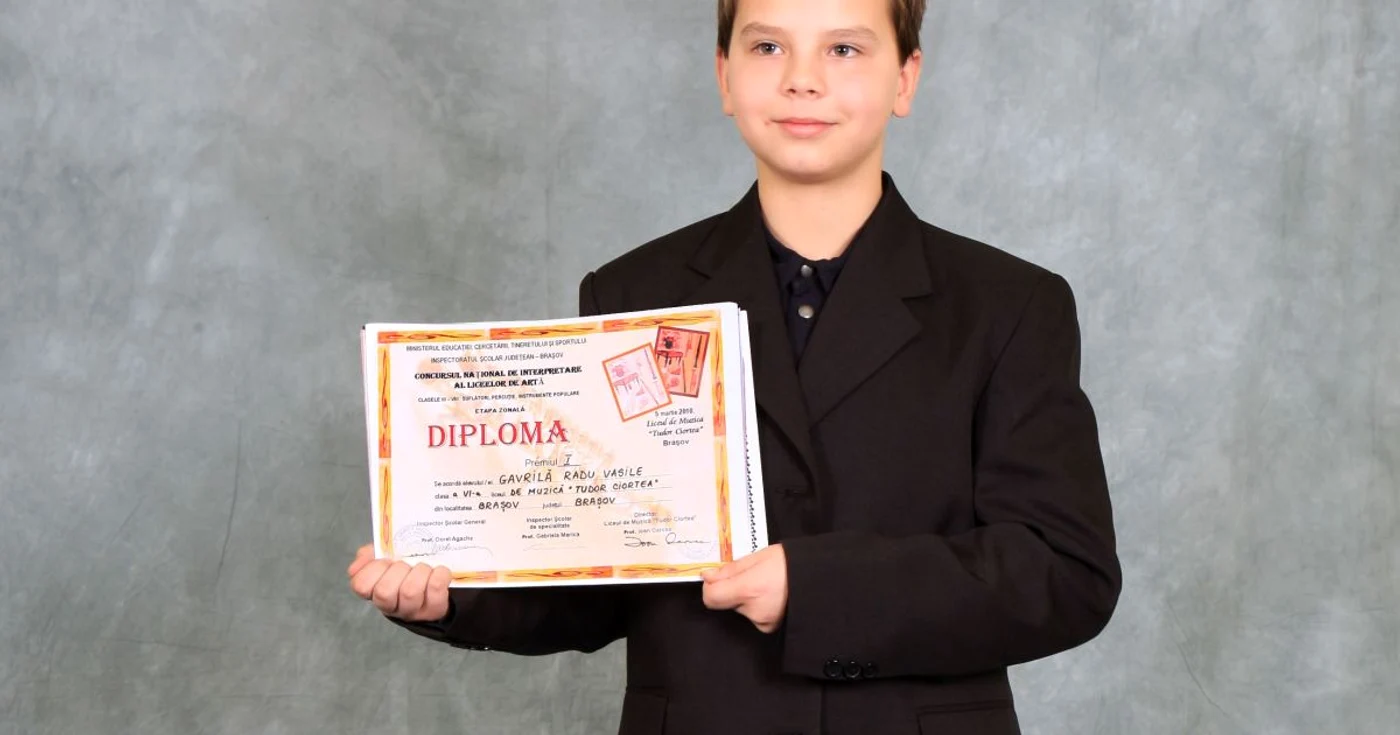Radu ia lecţii de marimbă şi pian 