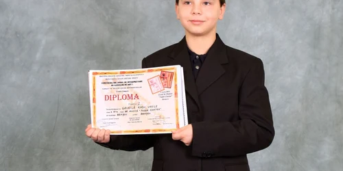 Radu ia lecţii de marimbă şi pian 