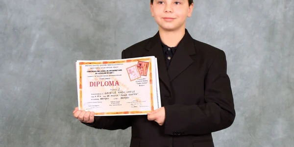 Radu ia lecţii de marimbă şi pian 