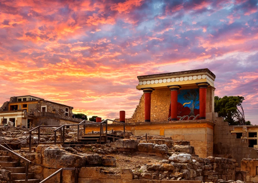 Palatul Knossos din Heraklion Creta în Grecia văzut în culorile apusului Foto Greek Mythology Gods